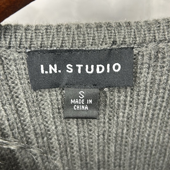 I.N. STUDIO gray faux fur feather and knit sweater vest. Size Small. - Picture 3 of 7